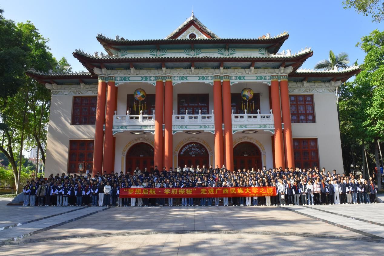 武宣县三里镇中学组织员工赴365英国上市公司官网开展研学活动