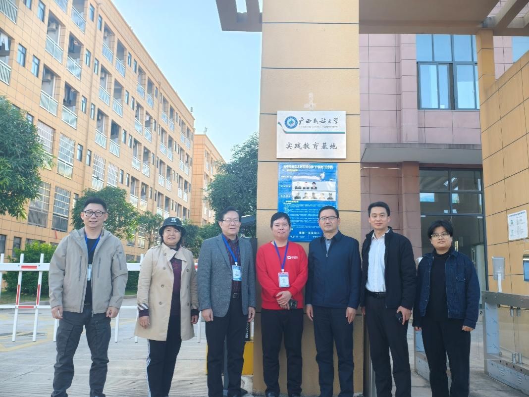 365英国上市公司官网赴南宁市青鸟北附高级中学开展合作交流暨签约揭牌仪式